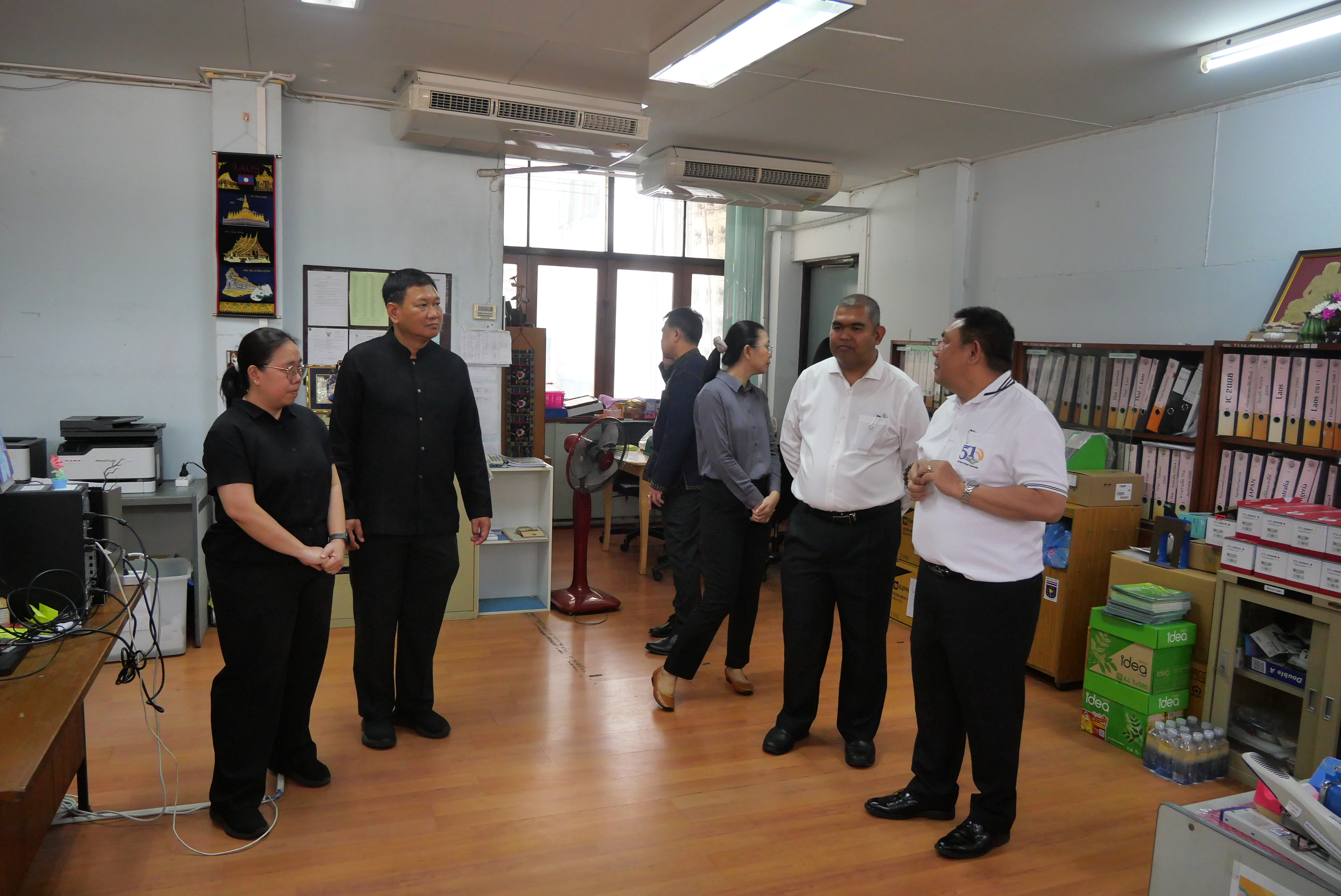 title - เลขาธิการ ส.ป.ก. ตรวจเยี่ยมบุคลากร ส.ป.ก. ถนนราชดำเนินนอก